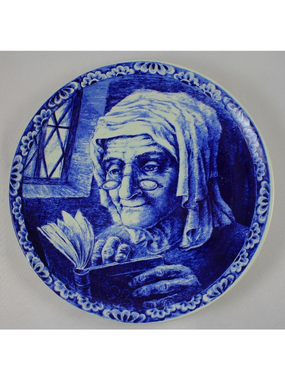 Vtg Boch Freres Delft Collector's Plate Old Woman Reading Fisherman's Wife 10"